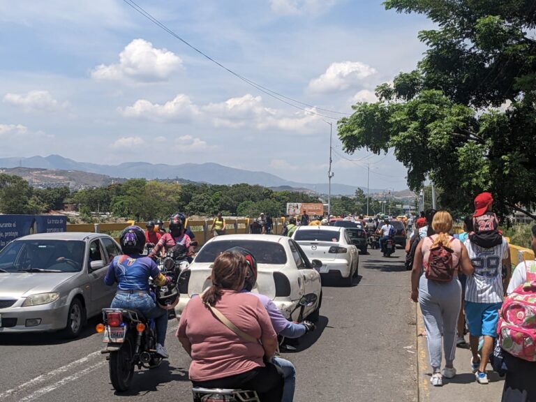 Gran flujo de vehículos por el puente Simón Bolívar