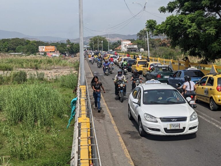 Fuerte cola para ingresar a Colombia