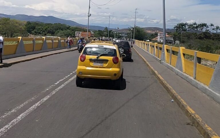 Así luce el puente Simón Bolívar este domingo