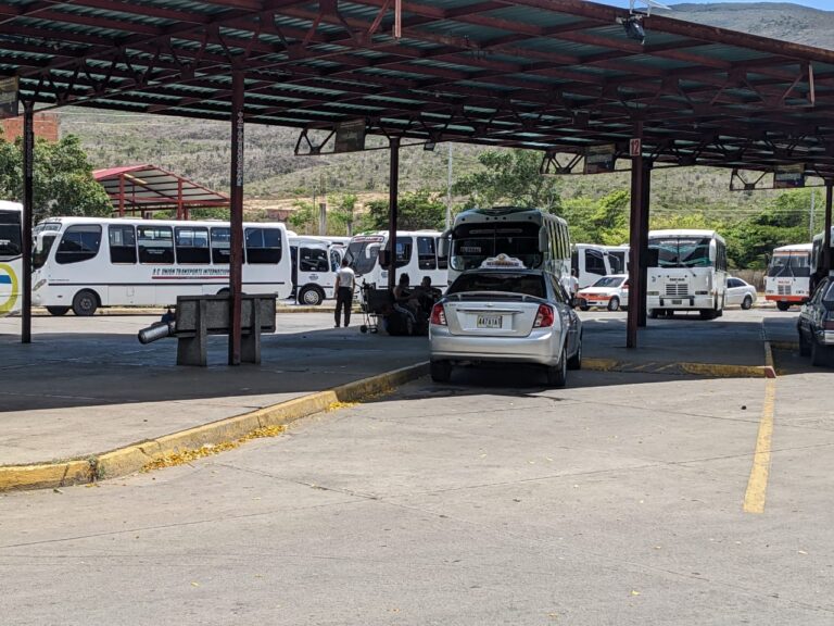 Colectivos de la ruta San Antonio – San Cristóbal bajan el pasaje a 10 mil pesos para combatir la piratería