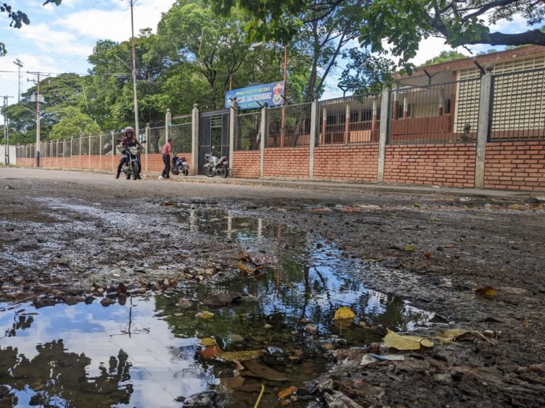 Fuga de aguas blancas y botadero de basura aquejan a liceo de San Antonio del Táchira