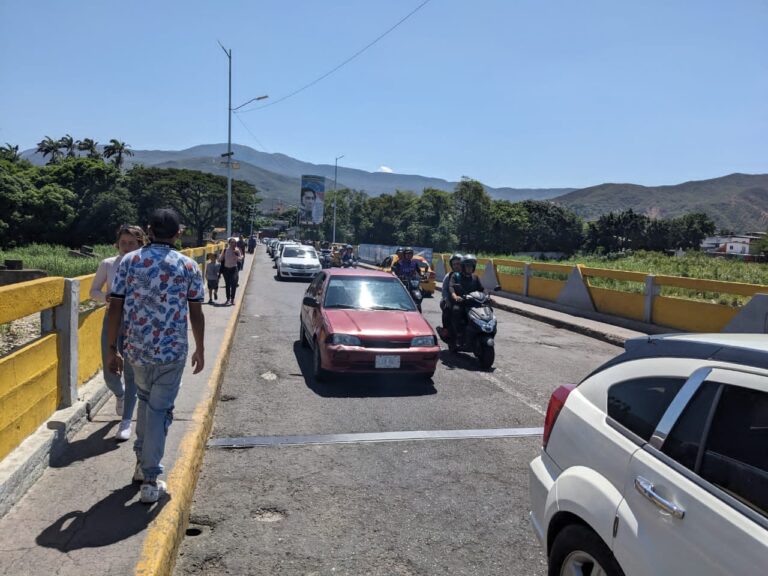 Nutrida circulación por el puente Simón Bolívar este 12Oct