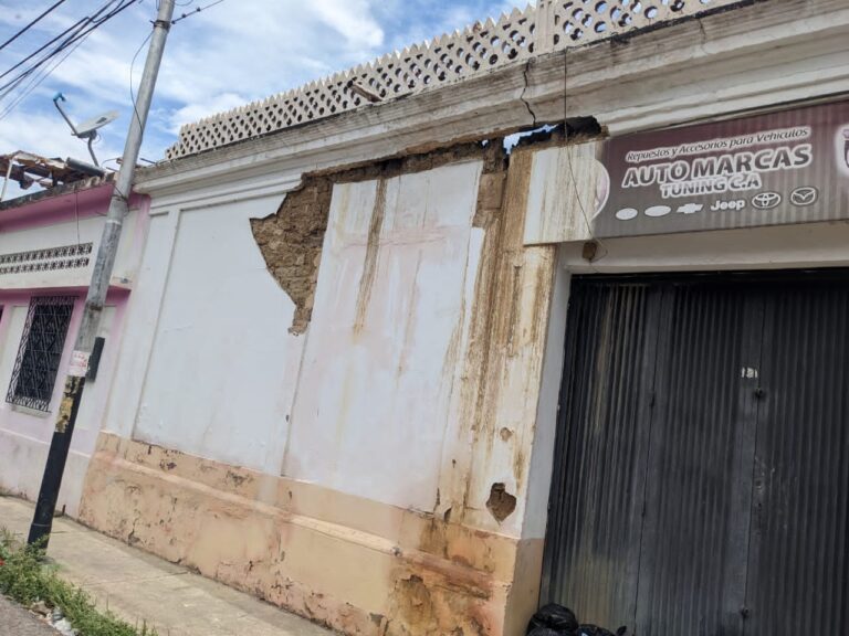 Fachada de vivienda a punto de colapsar en San Antonio del Táchira