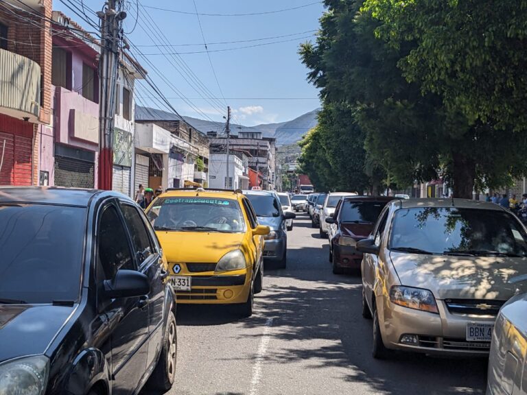 Kilométrica cola en la avenida Venezuela de la frontera
