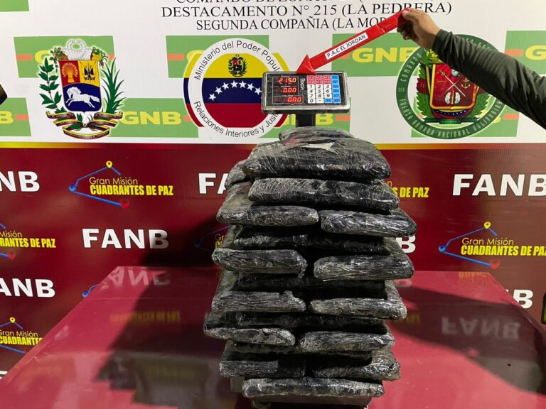 Llevaban 21 kilos de marihuana ocultos en bultos de alimento para pollo