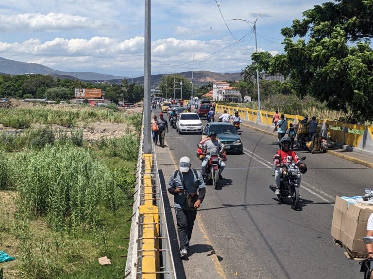 Así transcurre la jornada sobre el puente Simón Bolívar