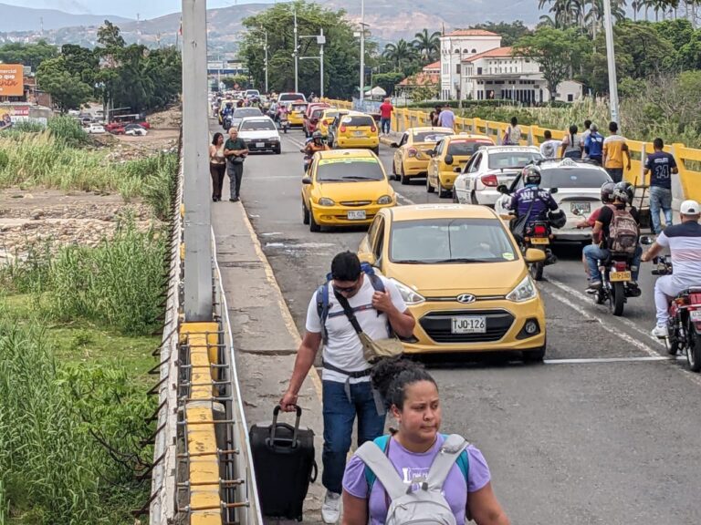 Larga fila de vehículos para ingresar a Colombia