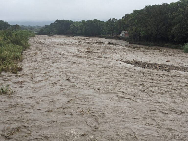 Sigue crecido el río Táchira