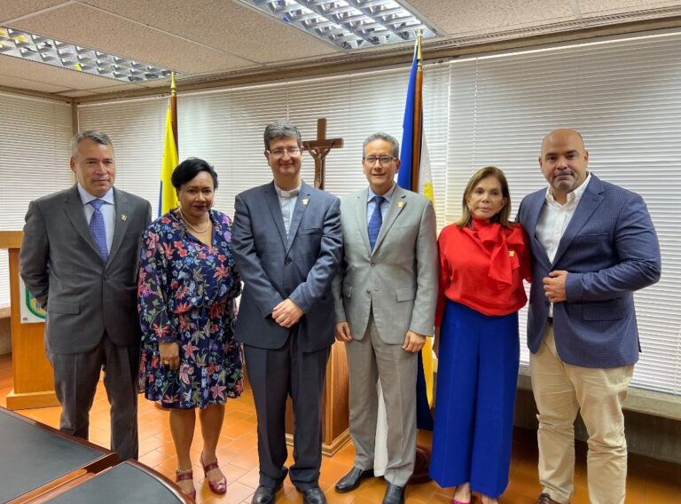 Bancamiga y la UCAB suscribieron alianza estratégica de cooperación interinstitucional