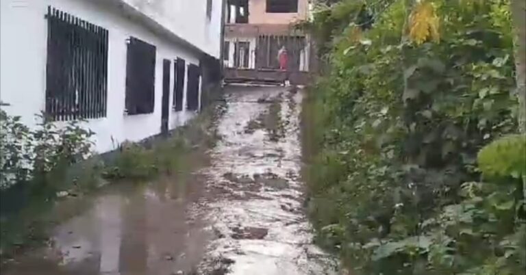 Aguas se desbordan en Toico de Cárdenas y causan angustia