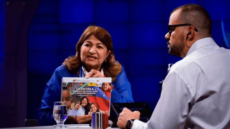 Ministra Santaella se retractó de amenaza de supervisar asistencia de maestros a escuelas con código QR