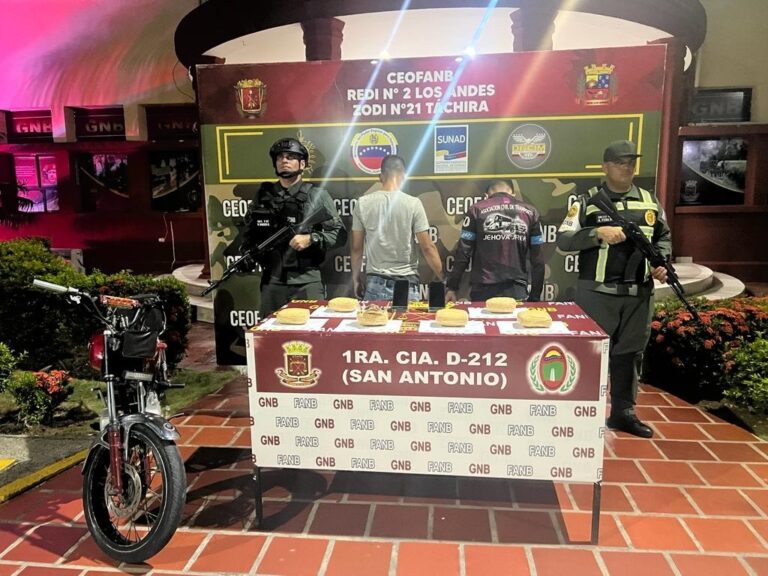 Capturados en el puente Simón Bolívar con 6 panelas de marihuana en un morral