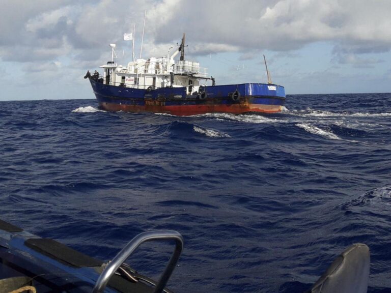 Detenidos 45 migrantes venezolanos que llegaron en pesquero a Guyana