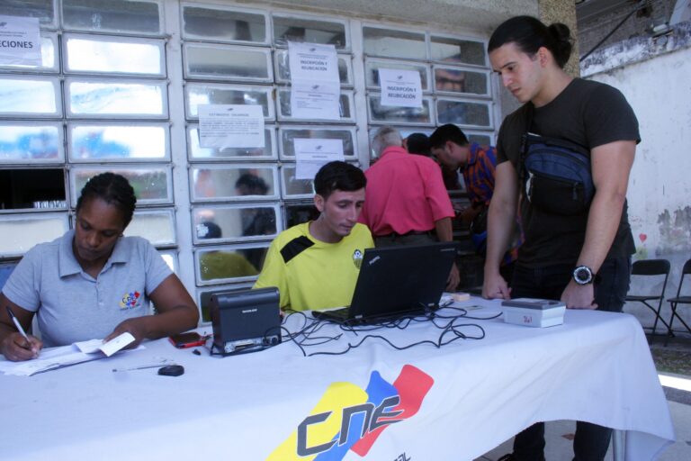 Jornada de inscripción en Oficina regional del CNE