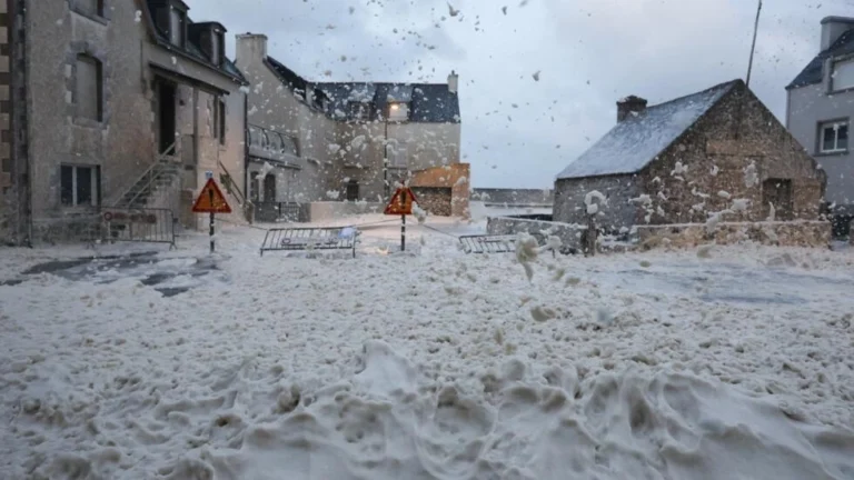 Cinco muertos, cortes de luz y transporte suspendido en Europa por la borrasca Ciarán