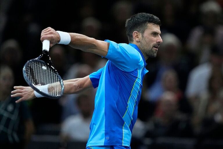 Djokovic toma venganza de Rune y pasa a semifinales del Masters de París