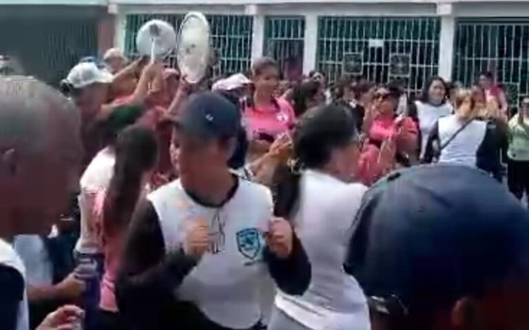 Protestan por remociones sorpresivas de directivas de planteles de Sucre