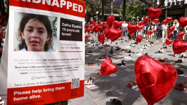 ¿Tener esperanza o prepararse para lo peor? La “montaña rusa” emocional de una madre de rehenes en Gaza