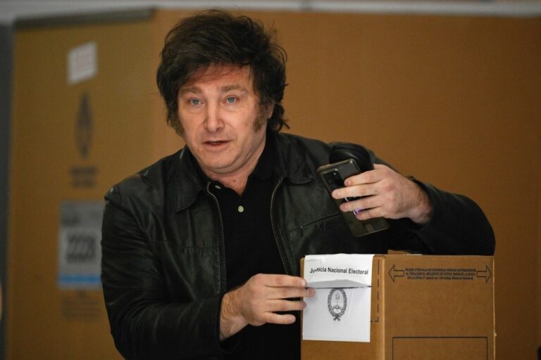 Ultraderechista Javier Milei gana la presidencia argentina