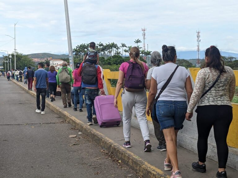 Gran presencia de transeúntes este sábado por el puente Simón Bolívar