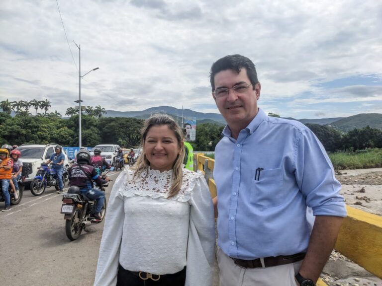 “El transporte binacional venezolano también tendrá libre paso por el puente Simón Bolívar”