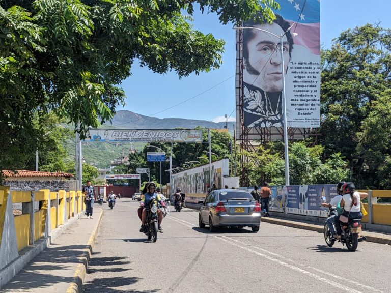 Domingo despejado en el puente Simón Bolívar