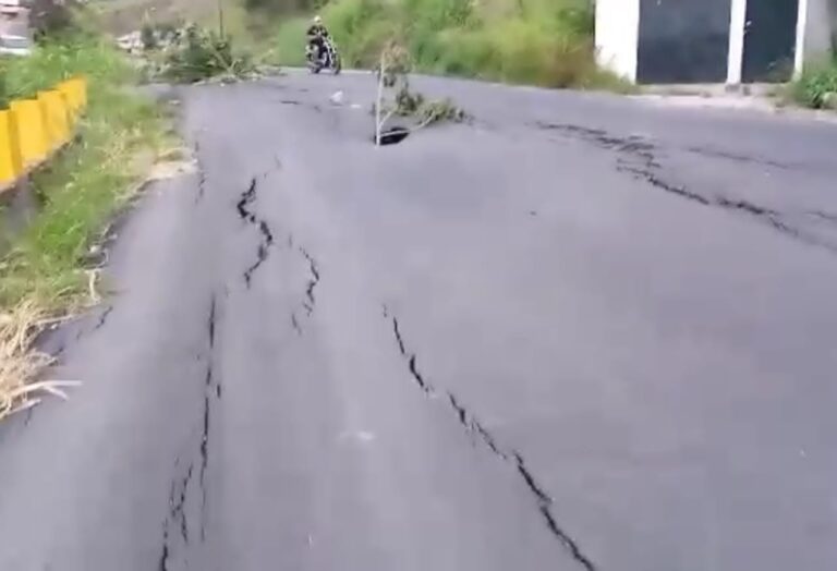 Con ramas y palos advierten del peligro en tramo de la vía San Cristóbal – la frontera