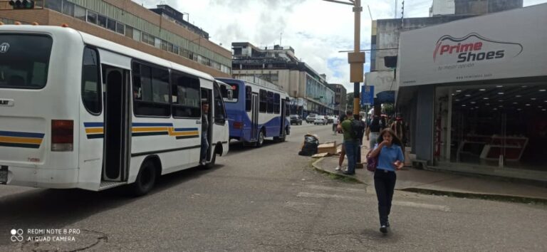 Dos sujetos atracaron unidad de Línea Unión Cordero y huyeron con 11 equipos celulares