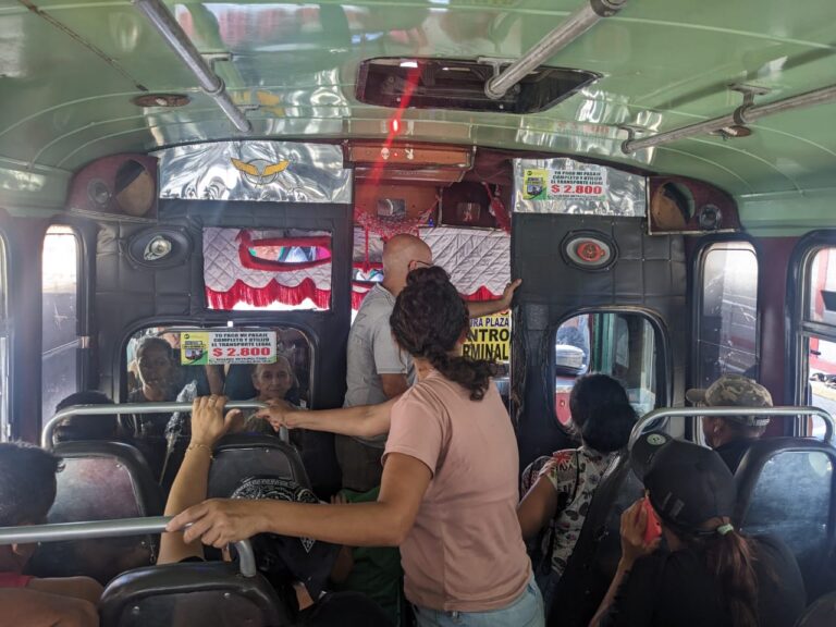 Usuarios piden que se amplíen las paradas de los corta distancia en San Antonio