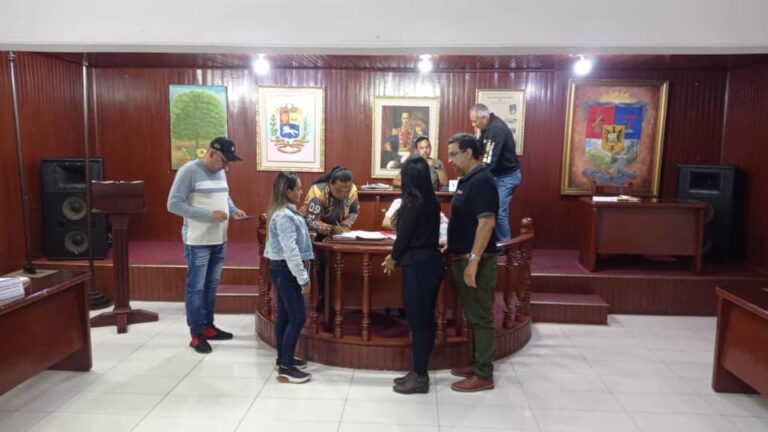 Cámara Municipal entrega aval de funcionamiento a líneas de taxis y mototaxis en San Antonio