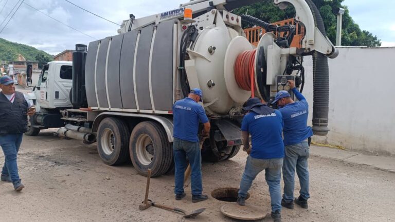 Alcaldía atiende obstrucción de tuberías de aguas negras en barrios de Bolívar