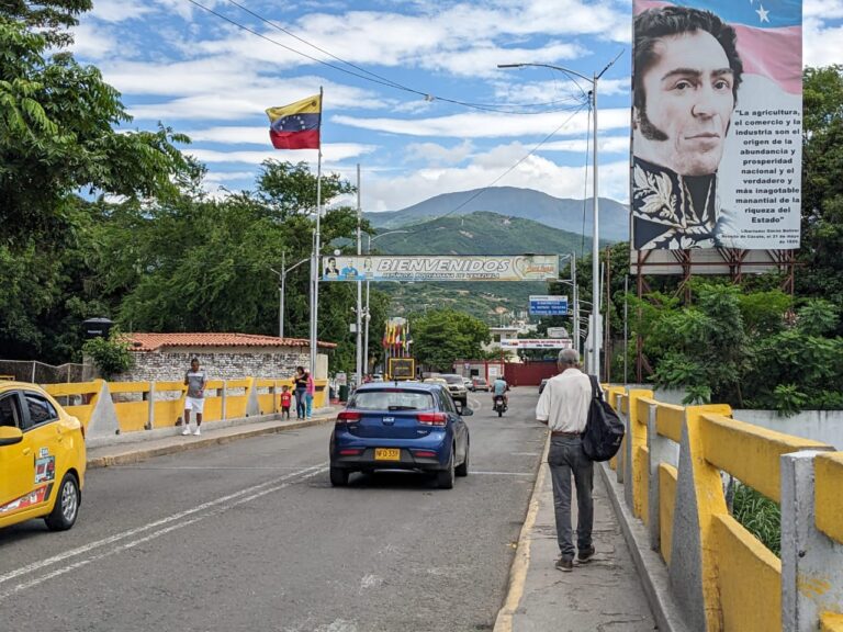Así luce el puente Simón Bolívar este domingo 12Nov