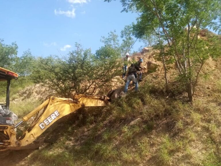 Rocas a punto de desprenderse fueron retiradas en el tramo Ureña – Tienditas