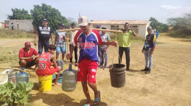 Falcón | De un “tubito” se surten de agua pobladores de Río Seco