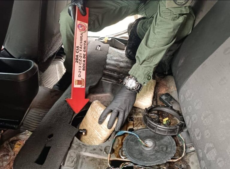 Hallan vehículo abandonado con 5 kilos de droga en trocha de Boca de Grita 