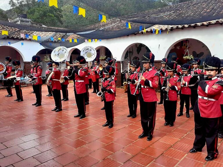 Salazar de Las Palmas bailó a ritmo de banda