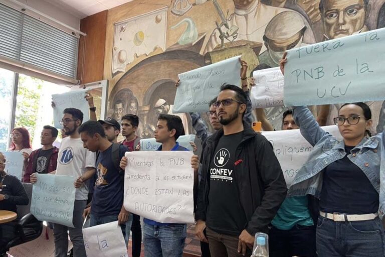 Estudiantes de la UCV reclaman al rector Rago violaciones a la autonomía universitaria