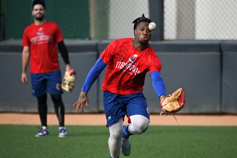 Acuña se alista para jugar con Tiburones