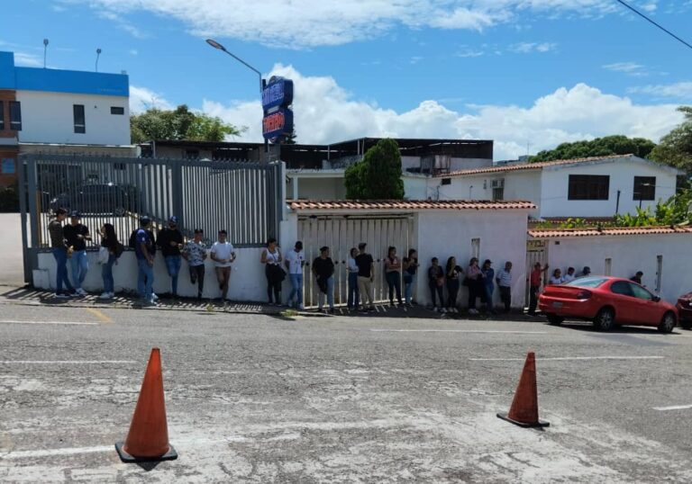 Jóvenes de otros municipios se trasladan a San Cristóbal para inscribirse en el CNE