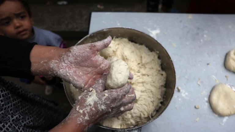 El pan escasea en Gaza por los bombardeos