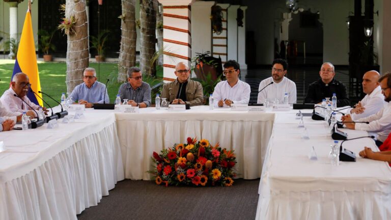 Disidentes de FARC se levantan de las negociaciones en Colombia