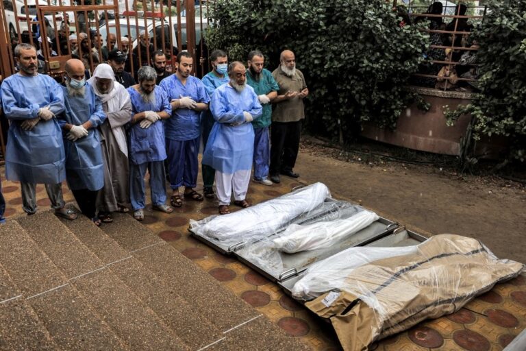 Principal hospital de Gaza, bajo asedio, entierra a muertos en una fosa común