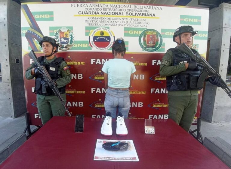 Detenida mujer con droga en sus zapatos deportivos