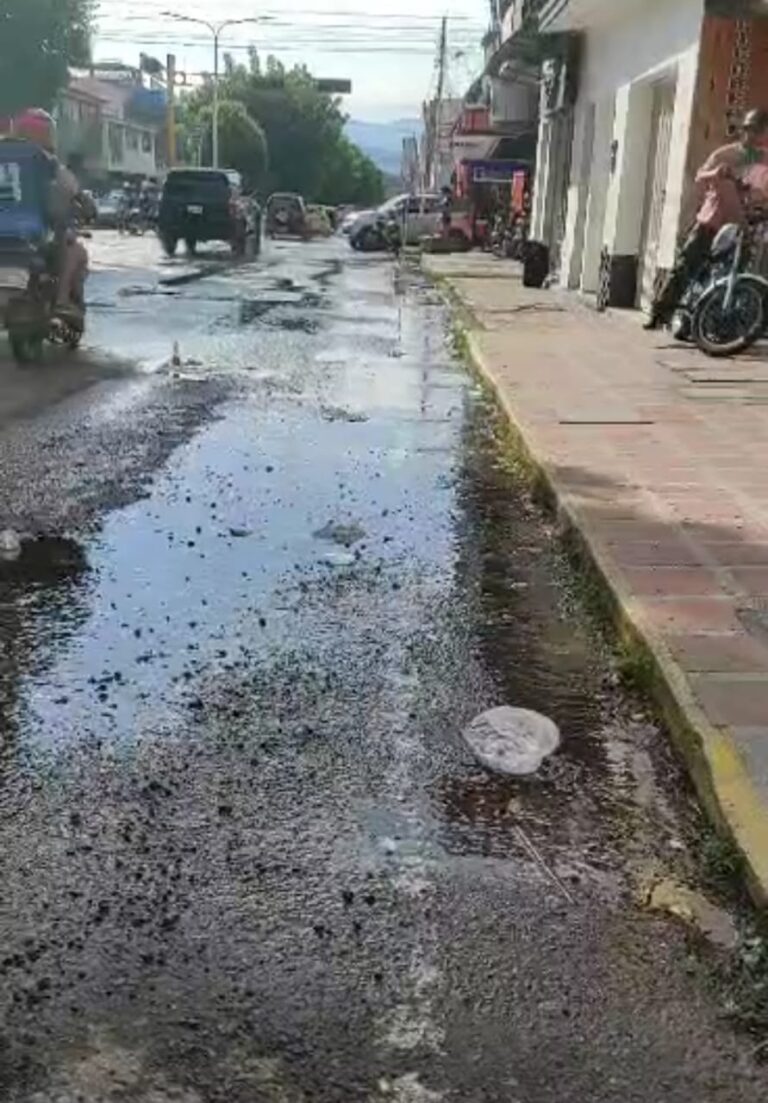 Bote de aguas blancas en plena avenida Venezuela de San Antonio