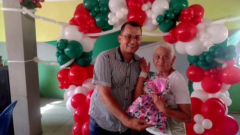 Festejo navideño para adultos mayores