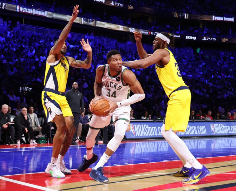 Antetokounmpo impulsa a los Bucks