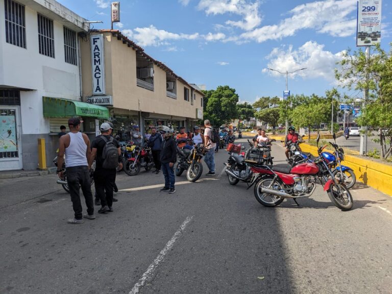 Motorizados cerraron la avenida Venezuela para exigir abastecimiento de combustible