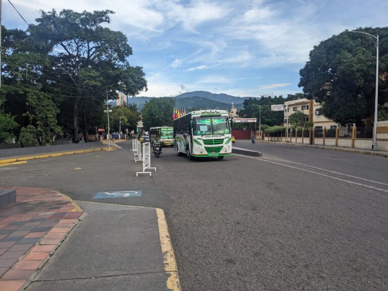Autorizan a Bolivarianos, La Moderna y Col-Ven a cruzar por el puente Simón Bolívar