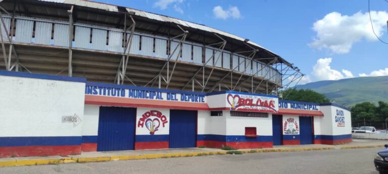 Exigen recuperación del estadio municipal de San Antonio con recursos generados por estacionamiento