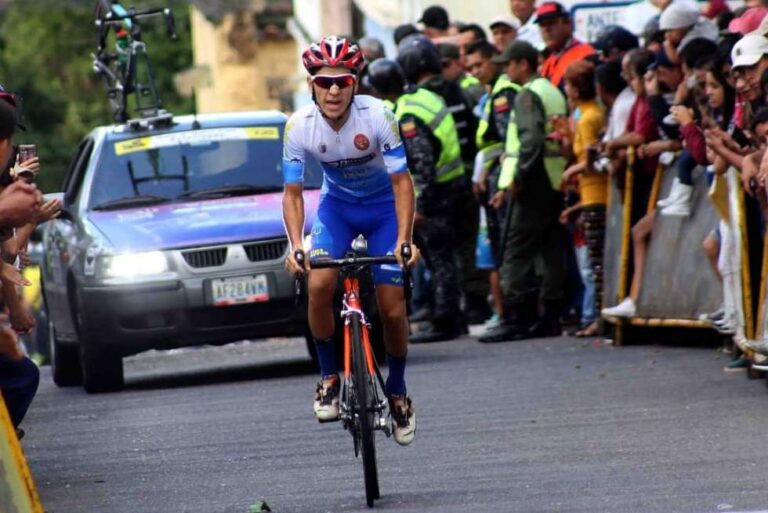 Jeison Rujano al frente del club español Intxausti para la Vuelta al Táchira
